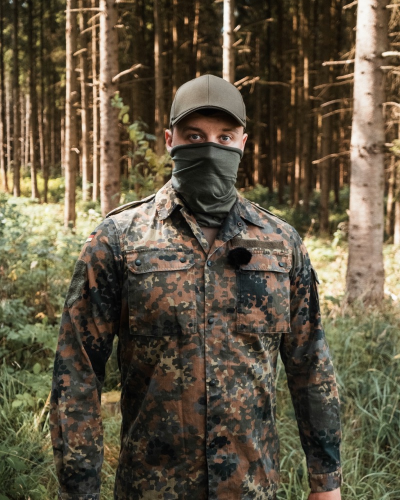 Yuriy in Flecktarn-Uniform